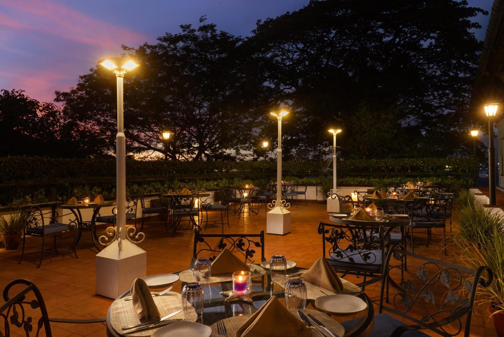 Brunton Boatyard - A Cgh Earth Experience Hotel Kochi Bagian luar foto